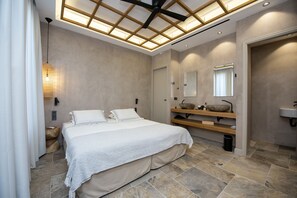 2 bedrooms, in-room safe, iron/ironing board, free WiFi
