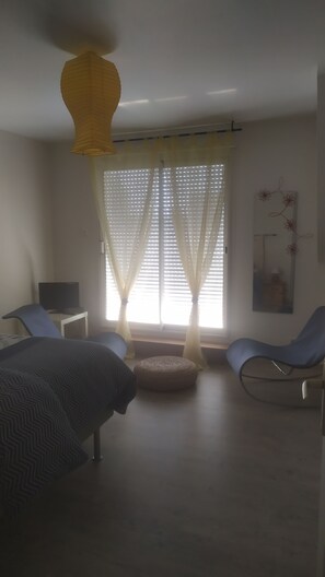 3 dormitorios, escritorio, tabla de planchar con plancha y cuna de viaje