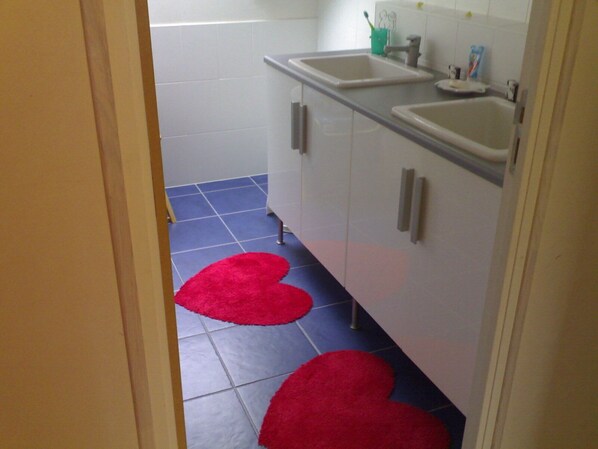 A bathroom with two sinks, a toilet, and a shower. - Everything on foot and at a leisurely pace! (Pléneuf-Val-André)