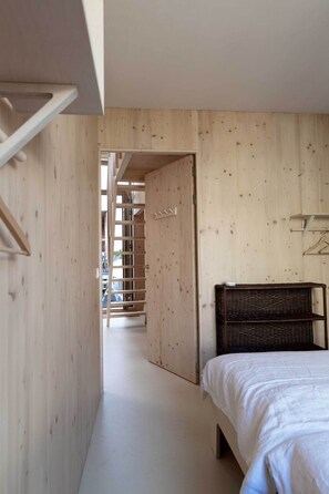 2 habitaciones, tabla de planchar con plancha y cuna de viaje 