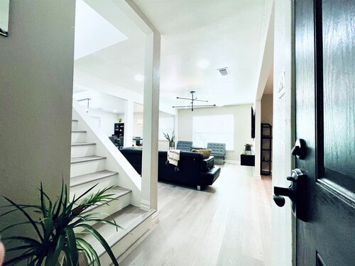 Illumination Home *WALK to AT&T Stadium: 5 Bedroom, 2 King Bed