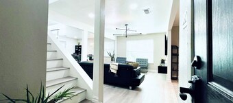 Illumination Home *WALK to AT&T Stadium: 5 Bedroom, 2 King Bed