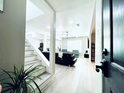 Illumination Home *WALK to AT&T Stadium: 5 Bedroom, 2 King Bed