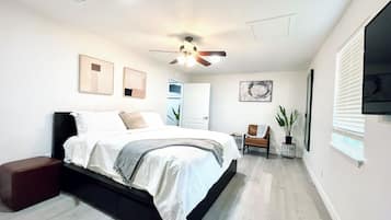 5 quartos, escrivaninha, ferros/tábuas de passar roupa