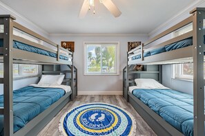3 habitaciones, tabla de planchar con plancha, wifi y ropa de cama 