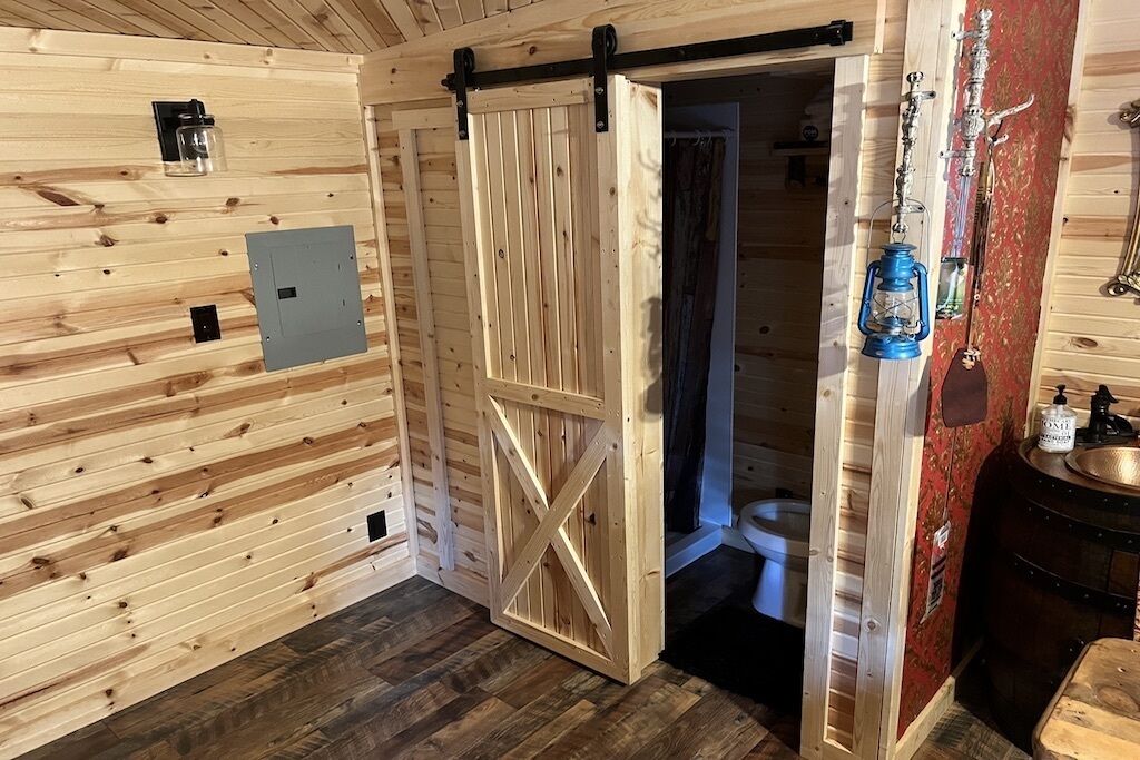 Regadera, toallas, papel de baño 