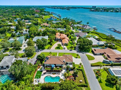 Luxury 8-BR Villa w/ Pool & Soccer - 20 Guests!