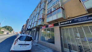 Un immeuble abritant plusieurs commerces, notamment un centre de documentation Scott et un magasin DT Swiss.