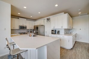 Fridge, microwave, oven, stovetop - Spacious, dog-friendly home with two decks, views, grill, W/D & community pool (Lago Vista)