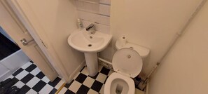 Apartment | Bathroom | Shower, towels, shampoo - Lovely 3-bed Apartment in Parkgate Rotherham (Rotherham)
