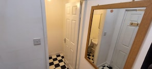 Apartment | Bathroom | Shower, towels, shampoo