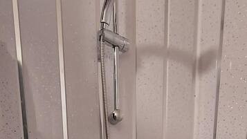 Apartment | Bathroom | Shower, towels, shampoo