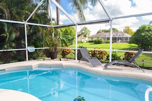 Alberca al aire libre y alberca climatizada