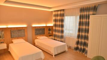 Camera Basic con letto matrimoniale o 2 letti singoli | Minibar, una cassaforte in camera, postazione laptop, Wi-Fi gratuito