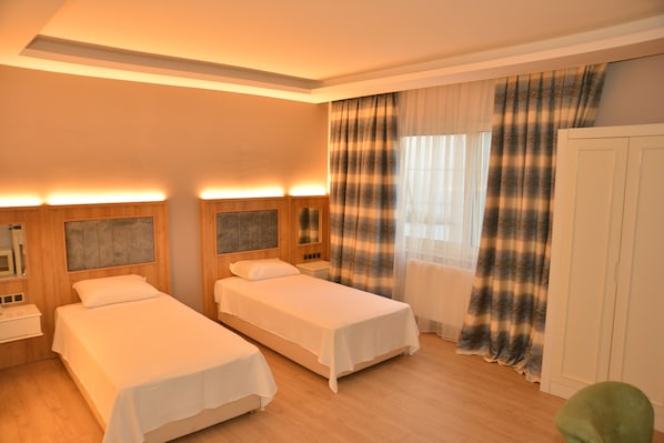 Habitación básica con 1 cama matrimonial o 2 individuales | Minibar y caja de seguridad en la habitación 