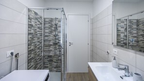 Badewanne, Haartrockner, Bidet, Handtücher