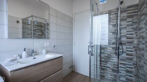 Bañera, secador de pelo, bidet, toallas