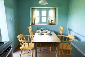 Dining - Stylish barn perfect for beach, surf or moor (Modbury)