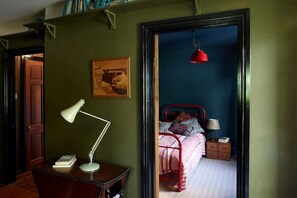 4 bedrooms, desk, iron/ironing board, travel crib - Stylish barn perfect for beach, surf or moor (Modbury)