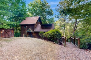 Exterior - Charming, dog-friendly cabin with a private hot tub, outdoor fireplace, & yard (Blue Ridge)