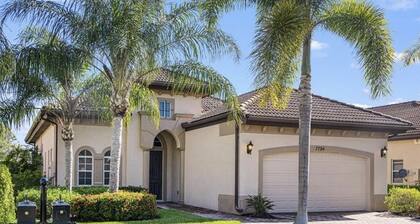 Beautiful Home with Pool on Golf Course in Lely