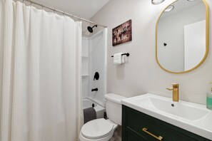 Kombination af bruser/badekar, hårtørrer, håndklæder