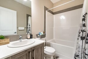 Combined shower/tub, hair dryer, towels, soap - Stylish & Private 2 bedroom guest unit. (Calgary)