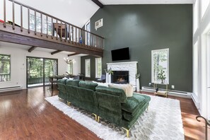 Smart TV, fireplace, table football - Stylish Cabin with Game Room (East Stroudsburg)