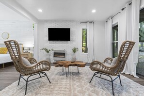 4 bedrooms, desk, iron/ironing board, travel cot - Stylish Cabin with Game Room (East Stroudsburg)