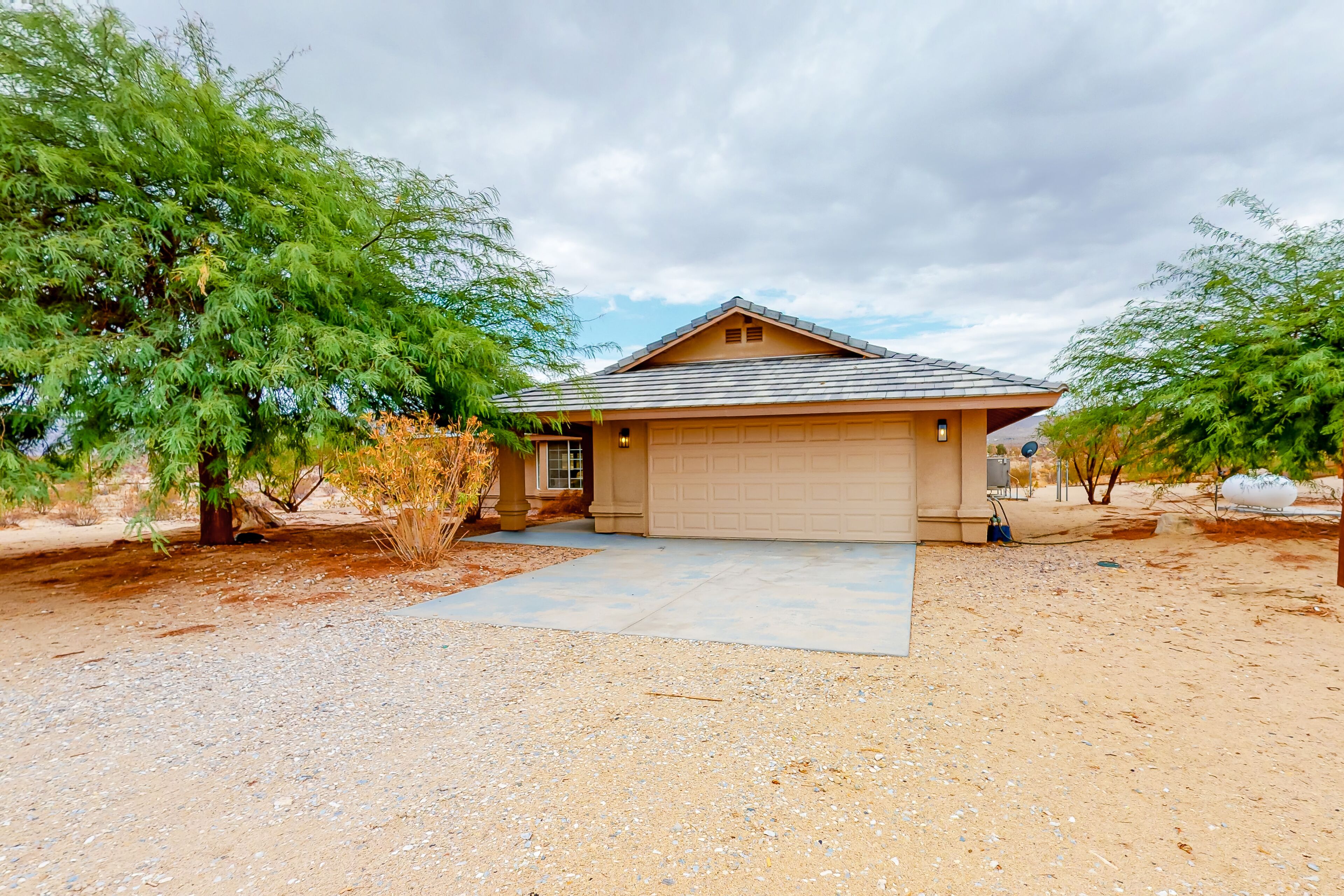 Mountain-view desert retreat with central AC, fireplace, lanai, & washr/dryer