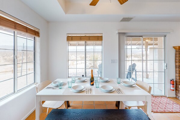 Dining - Mountain-view desert retreat with central AC, fireplace, lanai, & washr/dryer (Twentynine Palms)
