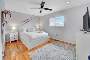 4 bedrooms, iron/ironing board, travel cot, WiFi - Trail Climb! Downtown Home w BBQ & Scenic Views! (Colorado Springs)