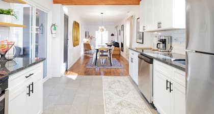 Cozy Pet-Friendly Beach Cottage 2 Blocks from the Bay