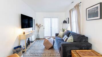 Smart-TV, Tischtennisplatte, Stereoanlage