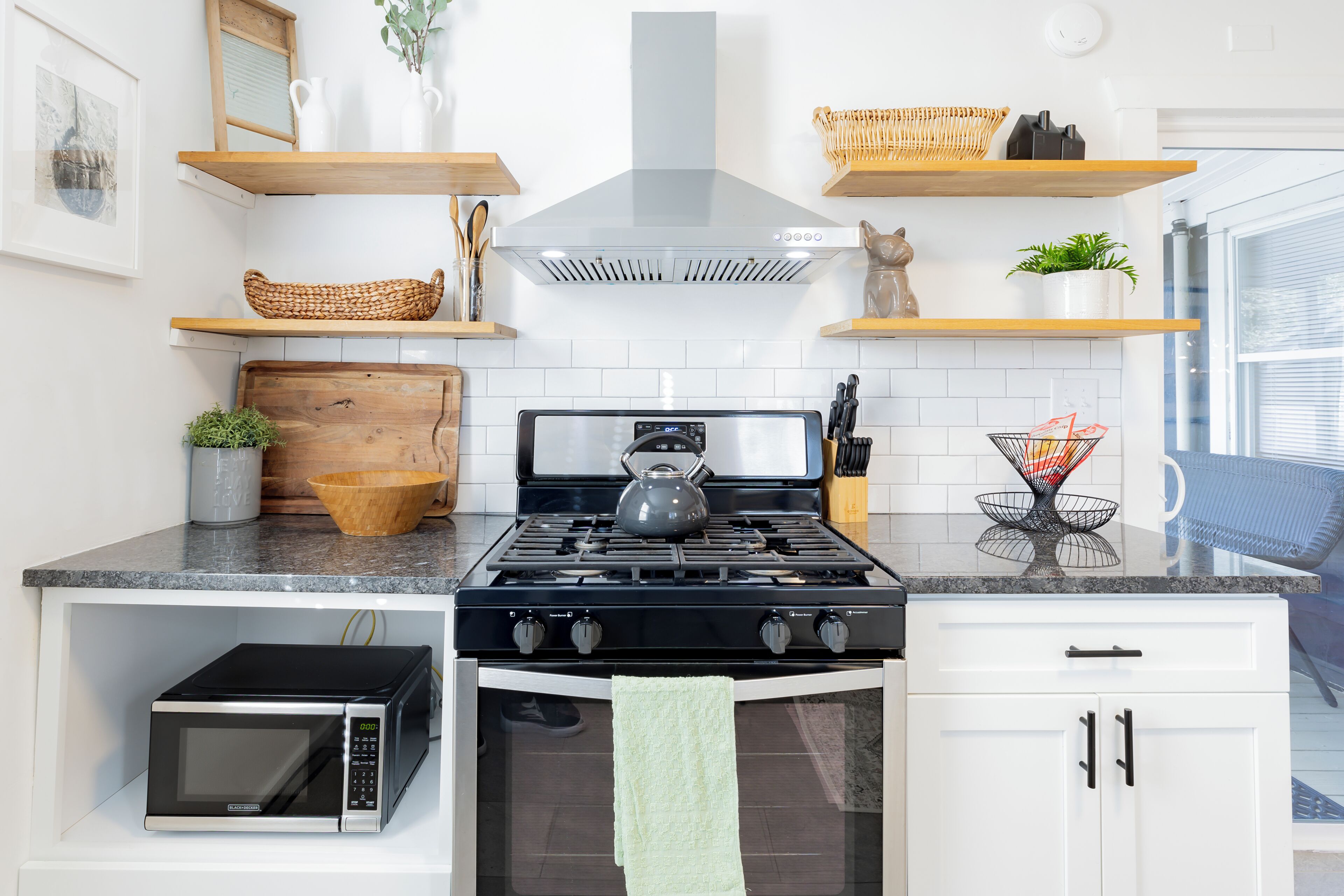 Køleskab, mikrobølgeovn, ovn, kogeplade