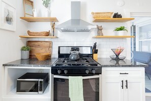 Køleskab, mikrobølgeovn, ovn, kogeplade