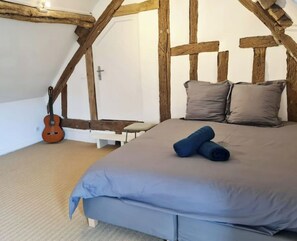 3 bedrooms, desk, free WiFi, bed sheets