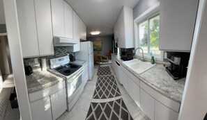 Frigorífico, microondas, horno y placa de cocina