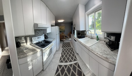 Fridge, microwave, oven, stovetop. Great Location for your Riverton Stay