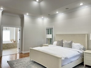 4 bedrooms, desk, WiFi, bed sheets