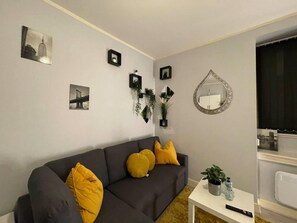 Apartment, Multiple Beds | Living room