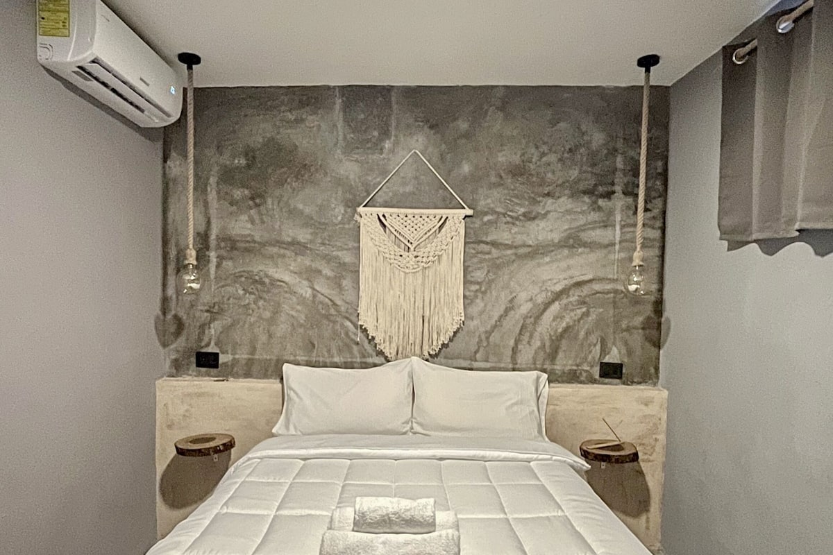 Deluxe Room | Premium bedding, laptop workspace, blackout drapes, iron/ironing board