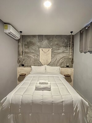 Deluxe Room | Premium bedding, laptop workspace, blackout curtains, iron/ironing board - Ariché Valladolid Hotel & Hostel (Valladolid)