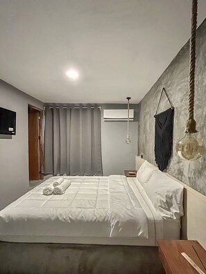 Deluxe Room | Premium bedding, laptop workspace, blackout curtains, iron/ironing board - Ariché Valladolid Hotel & Hostel (Valladolid)