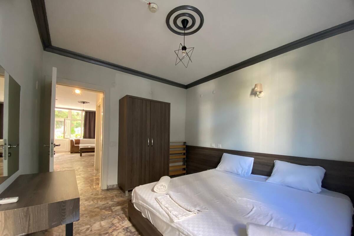 Deluxe Apartment, 1 Queen Bed, Pool View, Poolside
