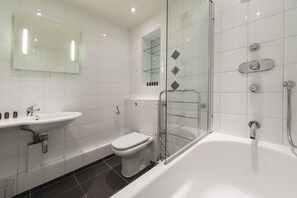 Premium appartement (5) | Badkamer | Een haardroger