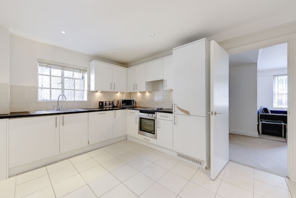 Premium Apartment | Cozinha privada | Chaleira elétrica, torradeira, mesas de jantar