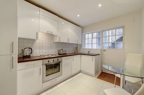 Premium Apartment | Cozinha privada | Chaleira elétrica, torradeira, mesas de jantar