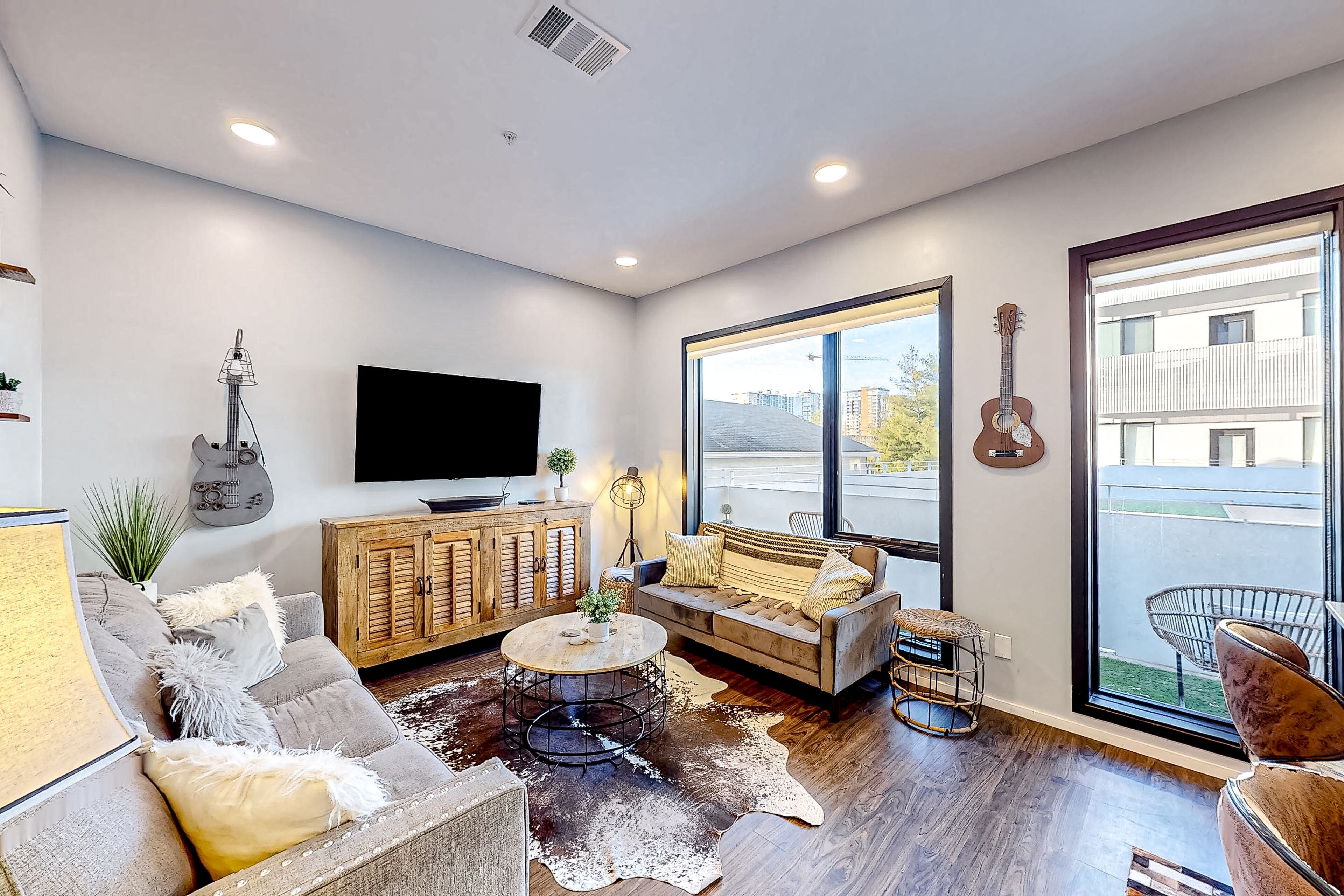 Luxe modern condo - ground floor - pool, gym & private garage parking