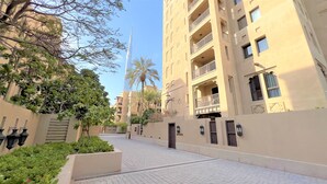 A residential area with beige buildings, balconies, and a clear sky. - Luxury 2bedroom in Dubai Downtown - Burj Views (Dubai)